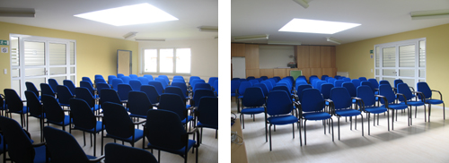 Blick in den großen Seminarraum (alternative Bestuhlung mit Tischen möglich)